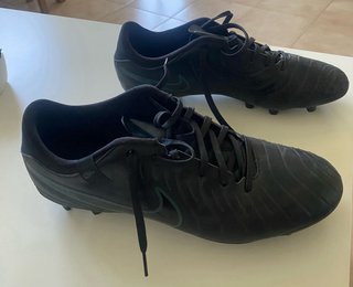Botas de fútbol Nike Tiempo de color negro.