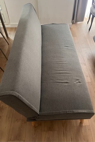 Sofá cama gris tela y madera