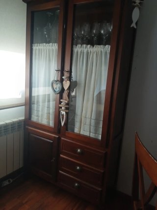 Comedor: mesa, 4 sillas y vitrina