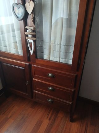 Comedor: mesa, 4 sillas y vitrina