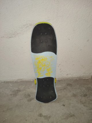 Skate con ruedas amarillas