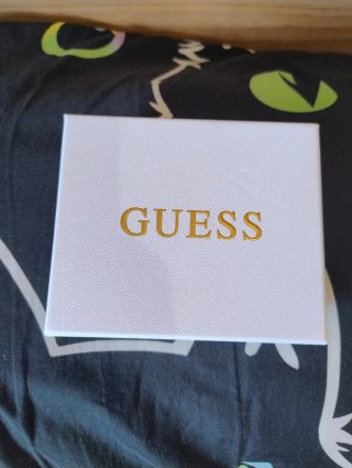 Cartera Guess negra acolchada