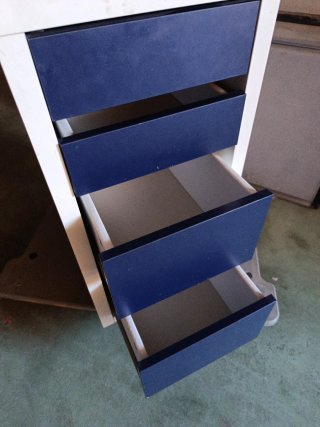 Mueble blanco y azul