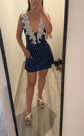 Vestido azul con lunares blancos