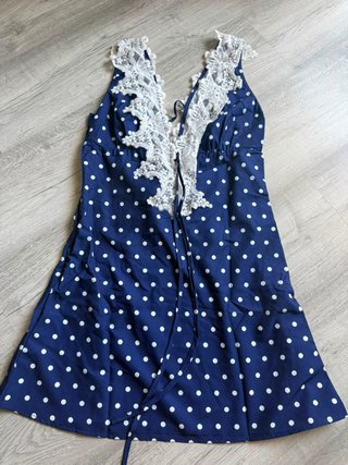 Vestido azul con lunares blancos