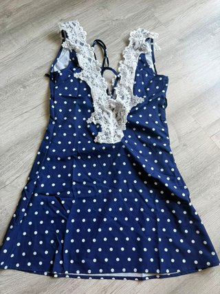 Vestido azul con lunares blancos