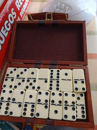 Juego de dominó en caja de piel
