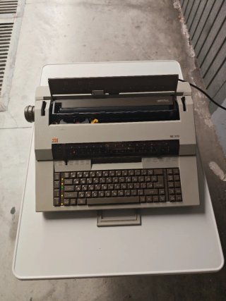 Máquina de escribir electrónica Imperial SE 310