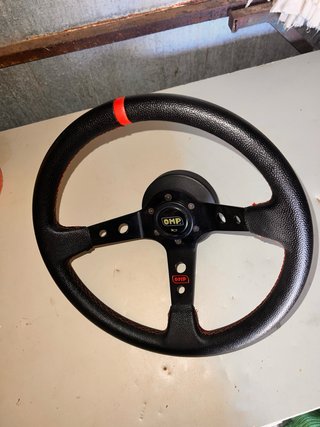 Volante OMP desplazado con piña y pulsador bocina