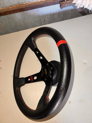 Volante OMP desplazado con piña y pulsador bocina