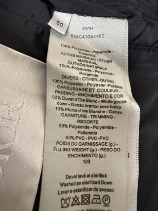 Chaqueta de plumas negra con estampado