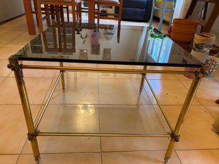 Mesa auxiliar cristal y latón