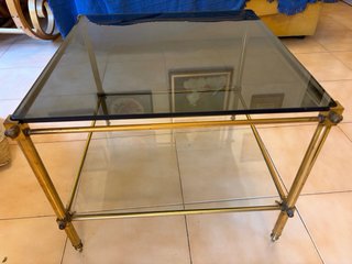 Mesa auxiliar cristal y latón