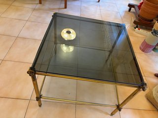 Mesa auxiliar cristal y latón