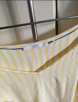Blusa de rayas amarillas y blancas