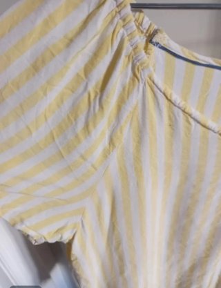 Blusa de rayas amarillas y blancas