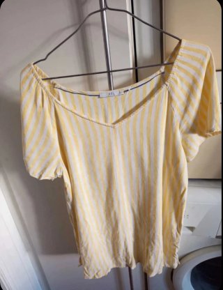 Blusa de rayas amarillas y blancas