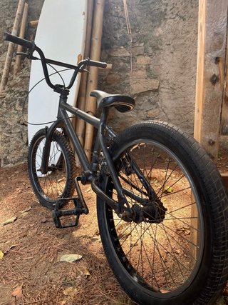 Bicicleta BMX negra