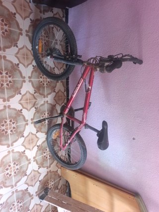 Bicicleta BMX roja para caballitos