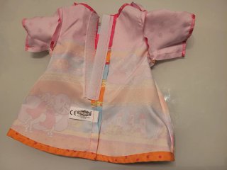 Vestido de muñeca elegante con princesas