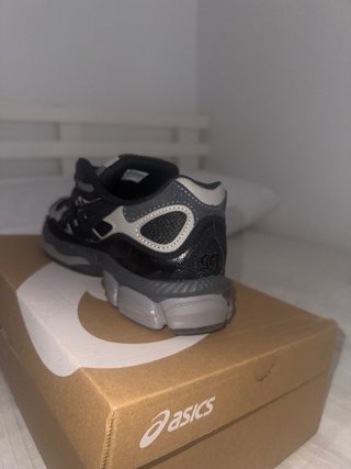 Zapatillas ASICS negras y grises