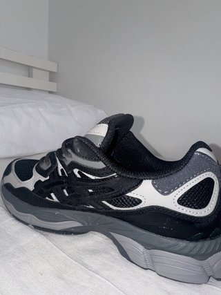 Zapatillas ASICS negras y grises
