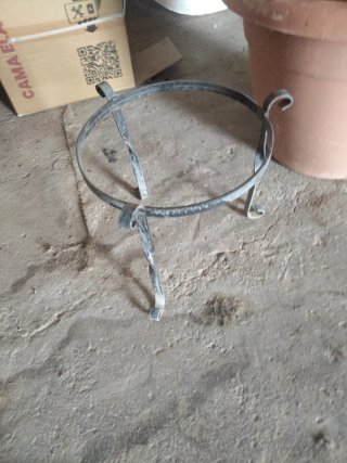 Macetero de metal y plástico