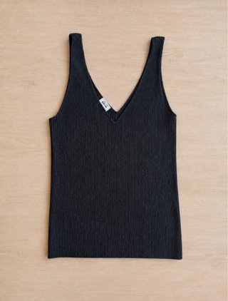 Camiseta de tirantes negra con canalé de Pimkie