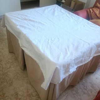 Mesa camilla con brasero y ropa