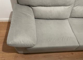 Sofá gris de tela