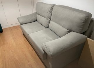 Sofá gris de tela