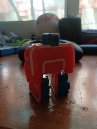 Robot de juguete naranja y azul