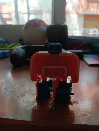 Robot de juguete naranja y azul