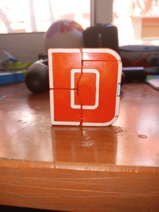 Robot de juguete naranja y azul