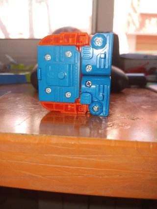 Robot de juguete naranja y azul