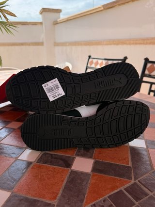 Zapatillas Puma Negras y Blancas a estrenar.