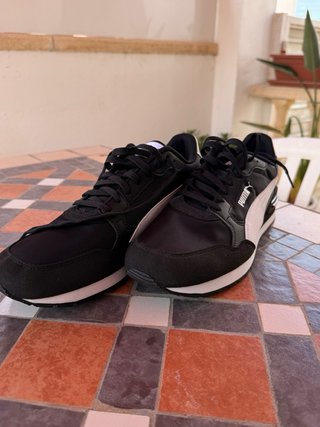 Zapatillas Puma Negras y Blancas a estrenar.