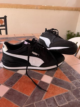 Zapatillas Puma Negras y Blancas a estrenar.