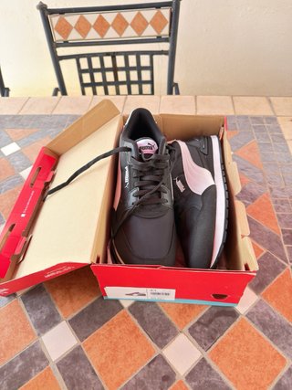 Zapatillas Puma Negras y Blancas a estrenar.