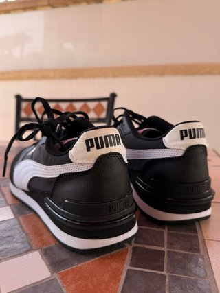Zapatillas Puma Negras y Blancas a estrenar.
