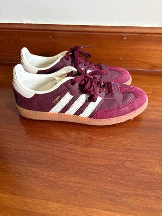 Adidas Samba granates.