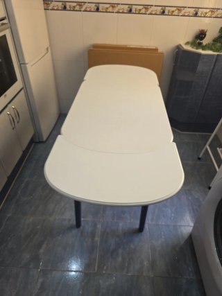 Mesa de cocina blanca y azul