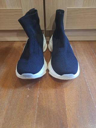 Zapatillas deportivas negras y blancas