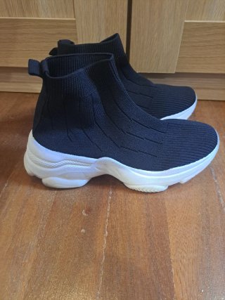 Zapatillas deportivas negras y blancas