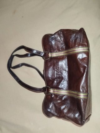 Bolso de hombro marrón con detalles multicolor