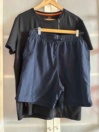 Conjunto CRIVIT: Camiseta Negra y Bañador Azul