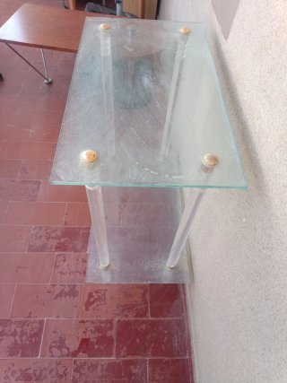 Mesa auxiliar cristal y acrílico