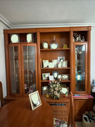Estantería de comedor de madera y cristal
