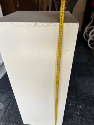 Varios cajones de madera de diferentes medidas.