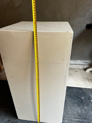 Varios cajones de madera de diferentes medidas.